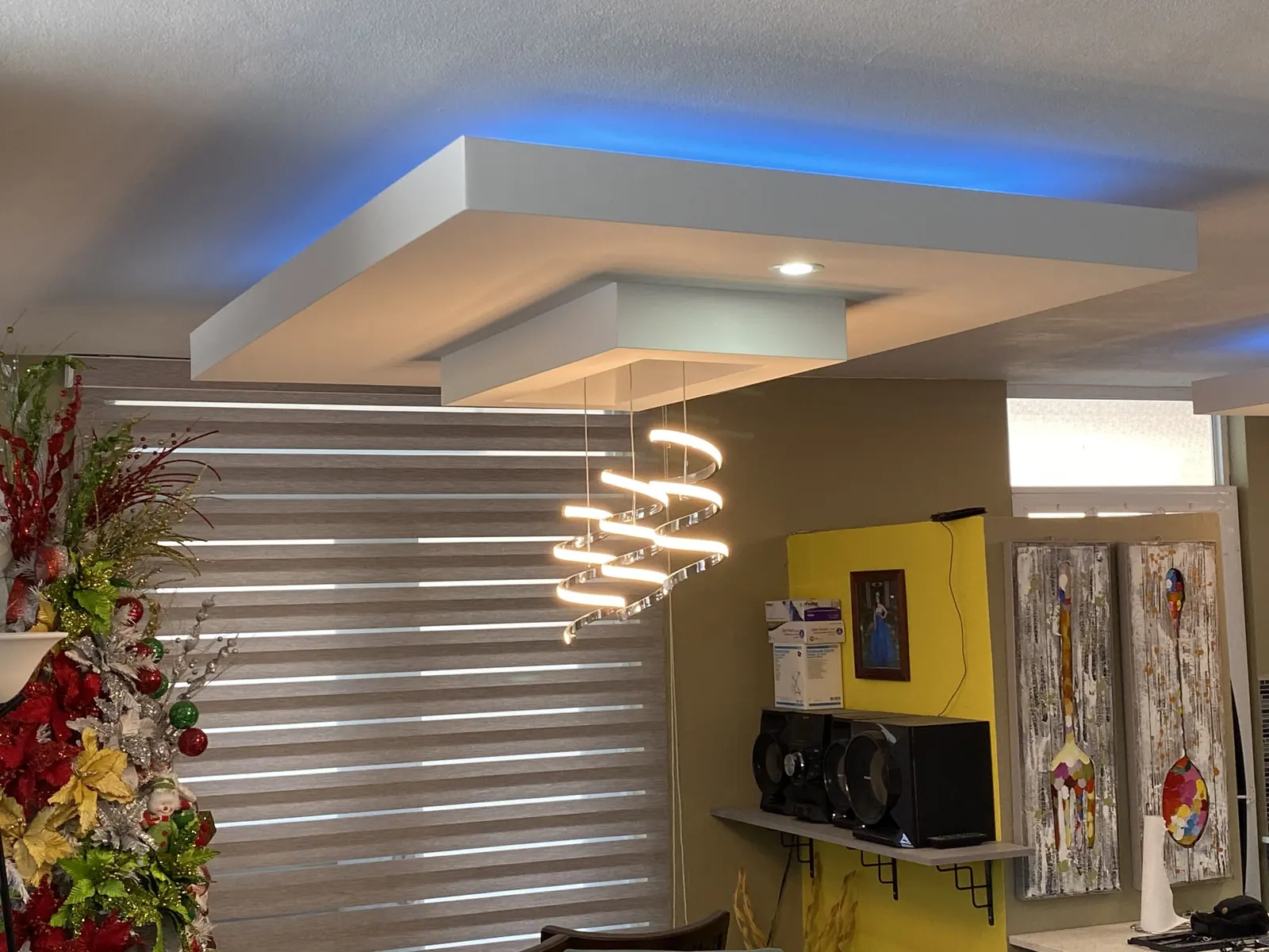Living room ceiling with a pendant chandelier